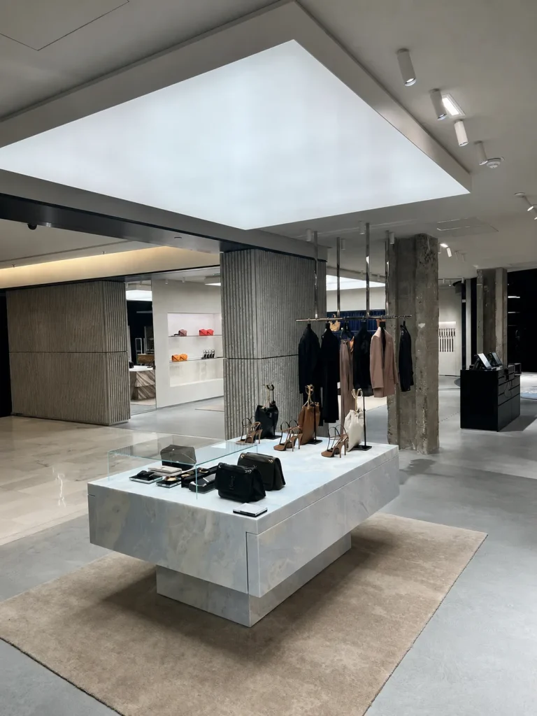 Tavolo in marmo blu lumen sotto una luce in uno spazio retail di lusso